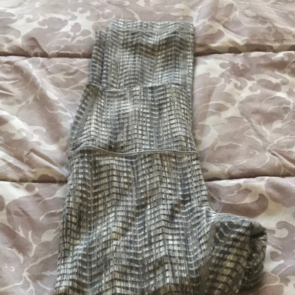 Lululemon leggings- size 4, prefect condition